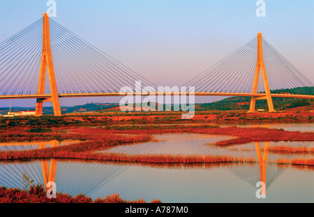 Sonnenuntergang an der internationalen-Brücke über den Fluss Guadiana zwischen Portugal und Spanien, Castro Marim, Algarve, Portugal Stockfoto