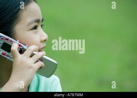 Mädchen mit Handy, Seitenansicht, Nahaufnahme Stockfoto