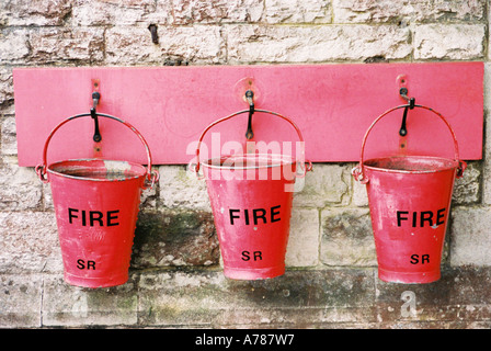 Red Fire-Kübel, Steam Railway station Dorset, UK Stockfoto