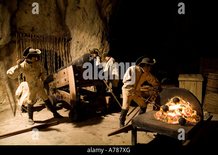 dh die große Belagerung Tunnel ROCK OF GIBRALTAR GIBRALTAR Waxwork britische Soldaten und Seige Pistole Soldat Kanonenkugeln Aufheizen Stockfoto