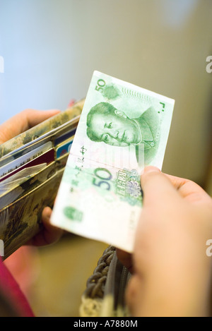 Hand halten 50 Yuan Rechnung Stockfoto