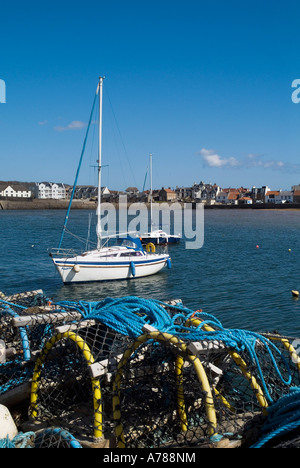 dh Hafen ELIE FIFE Krabbe Hummer Gatter und Yachten in der Bucht verankert Stockfoto