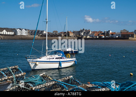 dh Hafen ELIE FIFE Krabbe Hummer Gatter und Yachten in der Bucht verankert Stockfoto