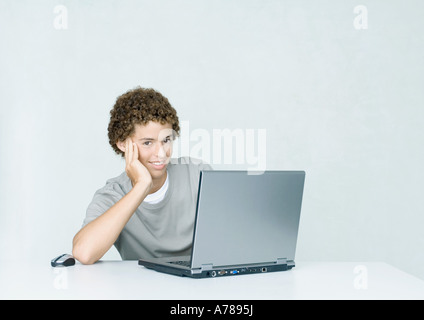 Teenager mit laptop Stockfoto