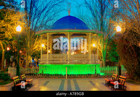 Beleuchteter Pavillon nachts Republik Square Garden Tavira Algarve Portugal Europa Stockfoto