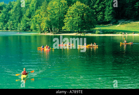 Touristen, Kanufahren auf dem See von Bohinj Ribcev Laz Bohinj Triglav National Park-Slowenien Stockfoto