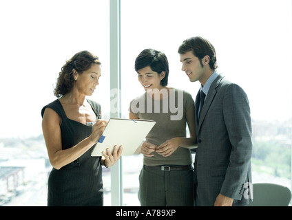 Anzeigen der Datei für junge professionelle paar professionelle MILF Stockfoto
