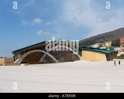 Innenansicht der neuen Kirche von Padre Pio in San Giovanni Rotondo, Architekt Renzo Piano, Foggia, Apulien, Italien, Europa Stockfoto