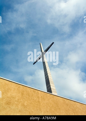 Kreuz und Glockenturm der neuen Kirche von Padre Pio in San Giovanni Rotondo, Renzo Piano - Foggia, Apulien, Italien, Europa Stockfoto