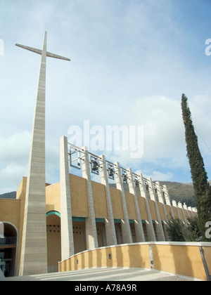 Kreuz und Glockenturm der neuen Kirche von Padre Pio in San Giovanni Rotondo, Renzo Piano - Foggia, Apulien, Italien, Europa Stockfoto