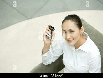Geschäftsfrau Holding Smartphone Stockfoto