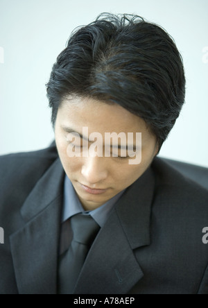 Geschäftsmann, Augen geschlossen, erhöhte Ansicht Stockfoto