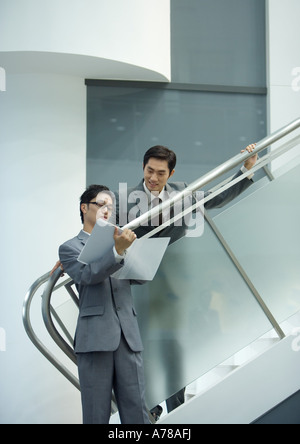 Geschäftsmann, stehen auf Treppen, blickte auf Datei statt von außerordentlicher Stockfoto