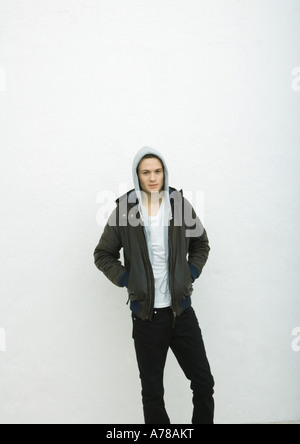 Junger Mann mit Kapuze, portrait Stockfoto