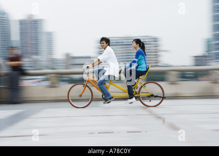 Paar-Reiten-Tandem-Fahrrad Stockfoto