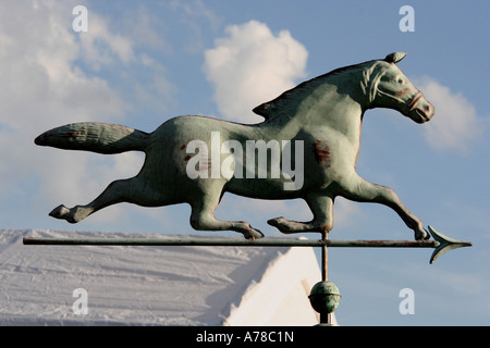 Eine Pferd Statue auf einem Stall zu verkaufen im freien Gartenverzierungen im Malvern Spring Flower show Worcestershire England Stockfoto