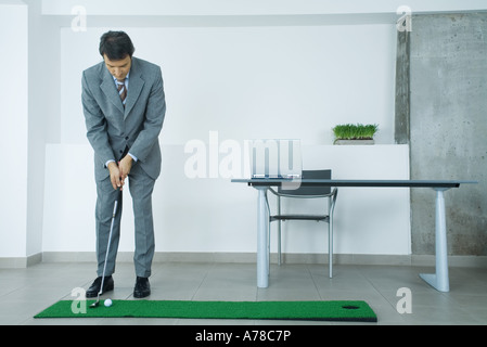 Geschäftsmann, auf Kunstrasen im Büro Stockfoto