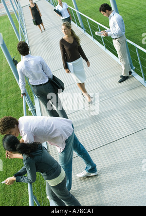 Gruppe von Menschen, die in verschiedenen Aktivitäten auf Gehweg Stockfoto