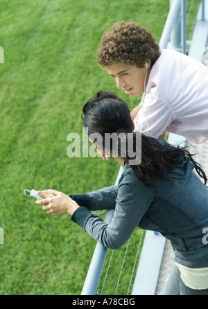 Teenager-paar anhören von Musik Stockfoto