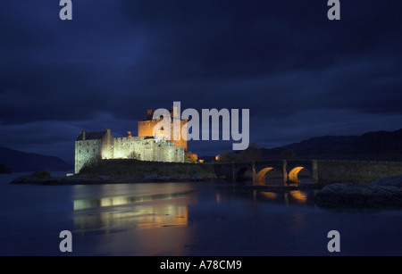 Eilean Donan Castle bei Nacht beleuchtet Stockfoto