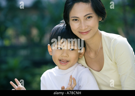 Mutter und Sohn, junge 'V'-Zeichen mit den Fingern, Porträt Stockfoto