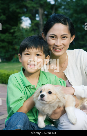 Junge mit Mutter und Hund, portrait Stockfoto