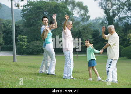 Drei-Generationen-Familie winken in die Kamera Stockfoto
