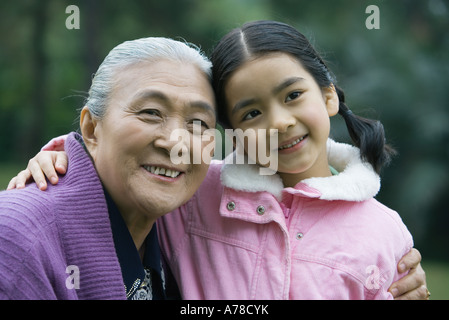 Mädchen mit Großmutter, Porträt Stockfoto