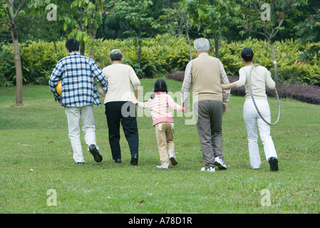 Drei-Generationen-Familie, zu Fuß zusammen, hintere Ansicht Stockfoto