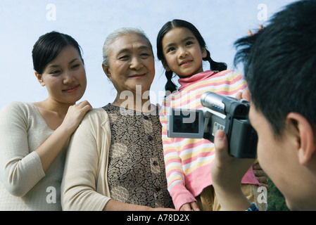 Mann filmt Familie mit Videokamera Stockfoto