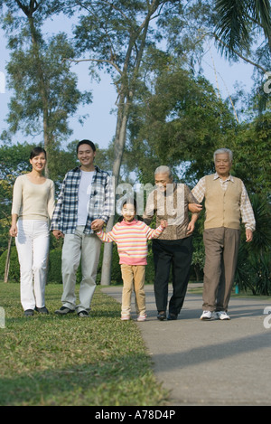 Drei-Generationen-Familie Wandern im park Stockfoto