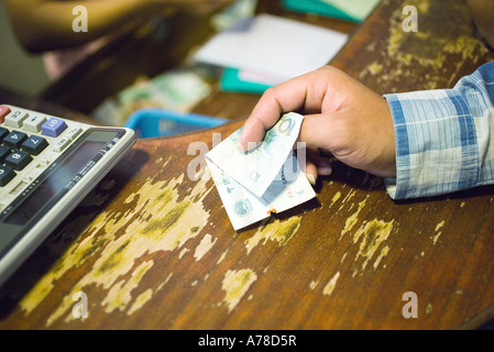 Kunde hält, Banknoten zu bezahlen, beschnitten Ansicht Stockfoto