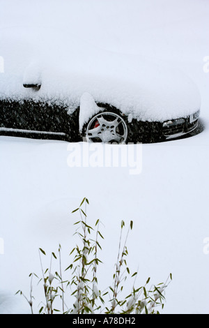 AUTO IM TIEFEN SCHNEE STECKEN Stockfoto