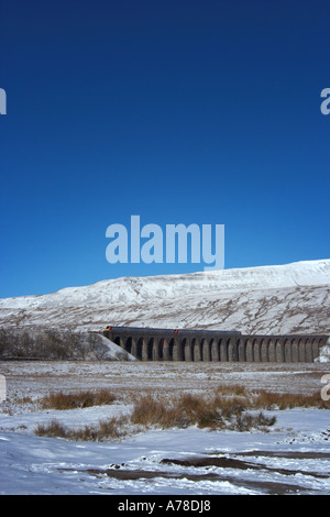 Virgin Voyager Zug Kreuzung Ribblehead-Viadukt in den Yorkshire Dales im winter Stockfoto