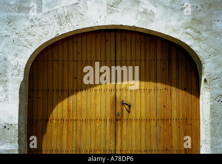 Eine neue Reihe von Toren schmücken einen Jahrhunderte alten Eingang in die Altstadt von Alcudia auf Mallorca Stockfoto