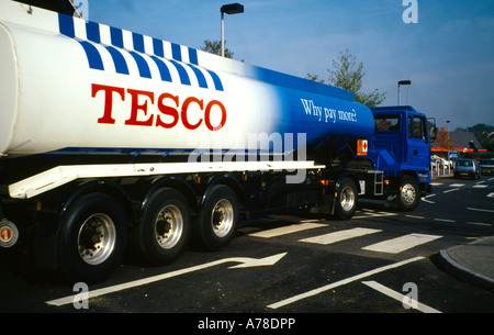 Tesco Petrol Tanker an Leatherhead Surrey England Stockfoto