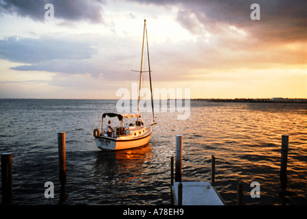 Segelboot verlassen Dock Stockfoto