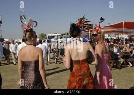 Frauen in Hüten beim Dubai World Cup Pferderennen Stockfoto