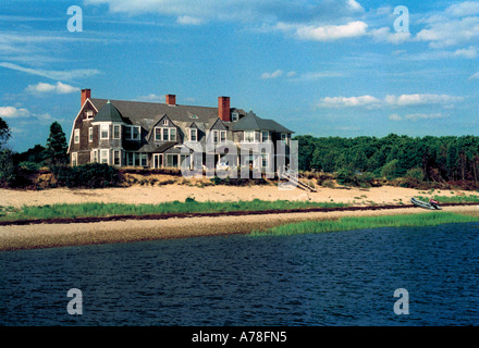 Ein altes Ferienhaus einer wohlhabenden Boston-Familie stehen im Garten an der Küste von Cape Cod (nicht mehr in Existenz) vernachlässigt Stockfoto