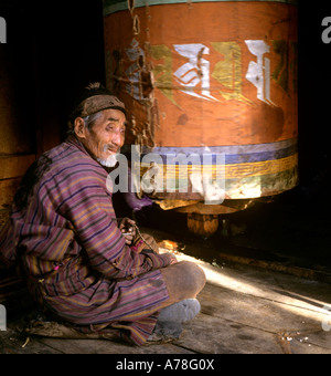 Bhutan Paro Tal Kyichu Lhakhang Tempel C7th Mann, der betet an Gebetsmühle Stockfoto