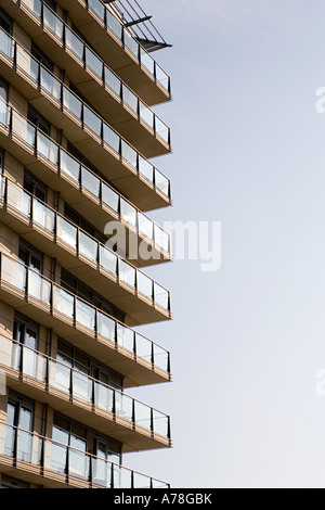 Mehrfamilienhaus mit Balkon Stockfoto