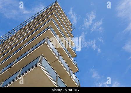 Mehrfamilienhaus mit Balkon Stockfoto