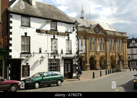 UK Wales Gwent Monmouth Agincourt Platz alte Pack Horse Pub und Shire Hall Stockfoto