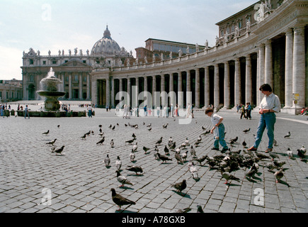 Fütterung der Tauben der Petersplatz, Rom, Italien Stockfoto