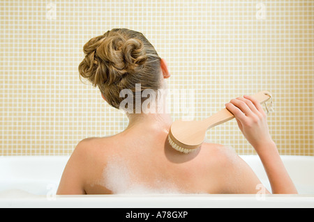 Frau wieder schrubben Stockfoto