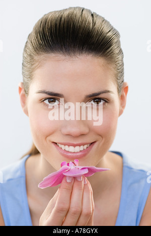 Frau duftende Orchidee Stockfoto