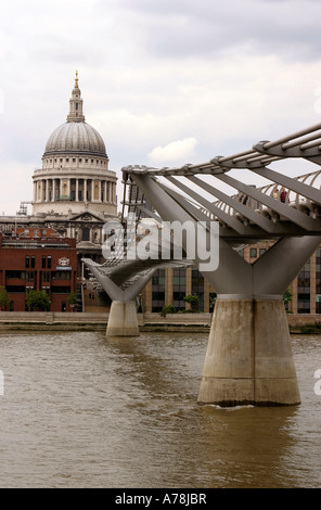 UK London Millennium Bridge über die Themse und St Pauls Cathedral Stockfoto