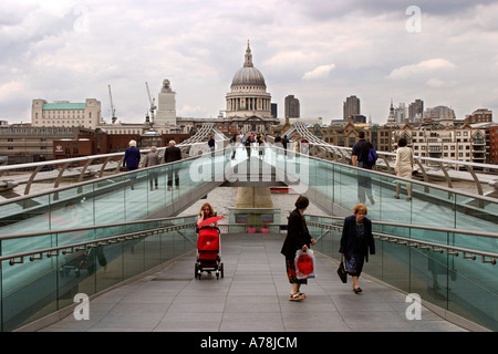 UK-London Fußgänger überqueren Millennium Bridge über die Themse in der Nähe von St Pauls Cathedral Stockfoto