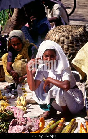 Indien-Andamanen Havelock Nr. 1 Dorf weibliche Obstverkäufer am Steg Stockfoto