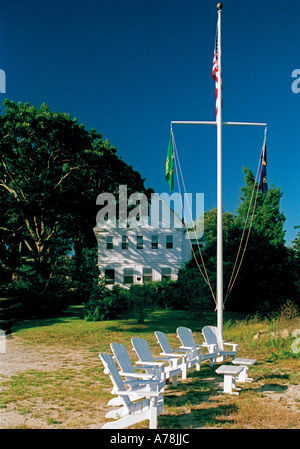 Old Glory fliegt schlaff vor einem umgebauten Bootshaus Ferienhaus auf Cape Cod, Massachusetts, USA Stockfoto